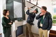 Staller demonstriert im Haus von Caro Sendele wie man das Hirschgeweih als Waffe einsetzen kann. Von links: Caro Sendele (Katrin Heß), Staller (Helmfried von Lüttichau) und Hubert (Christian Tramitz).