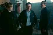 Rosa Herzog (Stefanie Reinsperger, links) und Jan Pawlak (Rick Okon, rechts) sind mit Konrad Krawinkel (Daniel Fries, Mitte) an dem Ort, an dem Tom damals den vermeintlichen Unfall hatte.