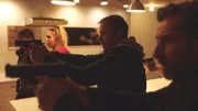 Sebastian (Erik Johansson, Mitte) und sein Kollege Arvidsson (Peter Perski, re.) versuchen Fanny (Julia Heveus) zu schützen.