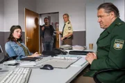 Nadine Scholz (Sarah Horvath, l.) stellt sich bei Polizeirat Girwidz (Michael Brandner, r.) vor und befragt diesen zu den neusten Vorfällen, als Yazid (Hannes Ringlstetter, 2.v.l.) plötzlich in der Türe steht. Er hat die „Killerbienen“ in einer Tupperware dabei und möchte diese bei Hubert und Staller abgeben. Das Thema „Killerbienen“ macht Nadine Scholz zum Missfallen von Polizeirat Girwidz neugierig (Annett Fleischer als Sonja Wirth, 2.v.r.)