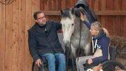 hr-fernsehen WIEDER FEST IM SATTEL (1), Die Geschichte eines PferdeflÃ¼sterers, Schicksale, Vierteilige Sendereihe, am Samstag (21.09.19) um 18:45 Uhr. Der â€žPferdeflÃ¼stererâ€œ Timo Ameruoso mit Steffi VÃ¶lker.