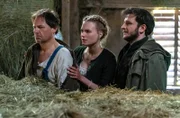 Peter Lengstätter (Winfried Frey, l.), Anna Lengstätter (Christina Arends, M.) und Anton Lengstätter (Tommy Schwimmer, r.) im Heustadel.