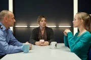 ARD HEITER BIS TÖDLICH - HAUPTSTADTREVIER, neue Krimiserie (16 Folgen), Folge 15 "Gartenlaube", am Dienstag (19.03.2013) um 18.50 Uhr im Ersten. Julia Klug (Friederike Kempter, r.) und Jürgen Klug (Torsten Michaelis, l.) verhören Dorothea Winninger (Milena Dreissig, M.), die Wirtin des Vereinsheims.