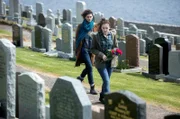 ARD Degeto MORD AUF SHETLAND - DIE SCHATTEN DER VERGANGENHEIT, "Shetland - Series 3 (Episodes 5 - 6)", am Montag (13.04.20) um 21:45 Uhr im ERSTEN. Kate Kilmuir (Neve McIntosh, li.), die Zwillingschwester der Ermordeten, und ihre Tochter Molly (Julia Brown) auf dem Friedhof.
