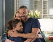 Wird Jacksons (Jesse Williams, r.) Liebe zu Maggie die Zusammenarbeit mit seiner Mutter Catherine (Debbie Allen, l.) bei Michelles (Candis Cayne, hinten) OP beeinträchtigen?