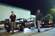Mit einem Großaufgebot an Polizisten haben Nick (George Eads, l.) und Greg (Eric Szmanda) Mayas Entführer verfolgt. Können sie nun D.B.'s Tochter aus den Fängen des Entführers befreien?