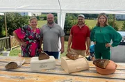Tanja (l.) und Tobi (2.v.l.) Becker testen wie Brot am längsten frisch bleibt. Kochbuchautor Alexander Dölle (2.v.r.) und Reporterin Hendrike Brenninkmeyer (r.) begutachten das überraschende Ergebnis!