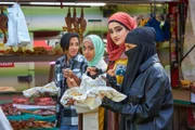 Ob auf der Bühne oder beim Streetfood-Snack: Saira (Sarah Kameela Impey, l.), Amina (Anjana Vasan, 2.v.l.), Ayesha (Juliette Motamed, 2.v.r.) und Momtaz (Lucie Shorthouse, r.) sind ein eingespieltes Team.