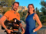 Athen gehört zu den günstigsten Städtereisen in Europa. Also genau das richtige Ziel für Reise-Duo Tamina Kallert und Kameramann Uwe Irnsinger in einer neuen Folge „2 für 300“. Mit 300 Euro in der Tasche inklusive Übernachtung geht’s für ein Wochenende in die griechische Hauptstadt. (v.l.n.r.) Uwe und Tamina stehen zum Sonnuntergang direkt unterhalb der Akropolis.