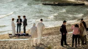 Pathologin Brigita Stevic (Sarah Bauerett, hinten li.), Kommissarin Stascha Novak (Jasmin Gerat, hinten Mitte) und ihr Kollege Emil Perica (Lenn Kudrjawizki, hinten re.) untersuchen den Toten am Strand.