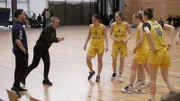 Von Trainer und Cotrainerin werden Taisiia, Rosa, Marieke und Lilli auf das nächste Spiel vorbereitet.