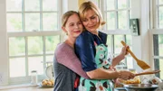L-R: Holly (Emilia Bernsdorf) und Lydia (Gesine Cukrowski)