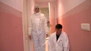 Sophia möchte eine neue Wandfarbe in ihrem Zimmer. Natürlich wird das im Familienprojekt in die Hand genommen.