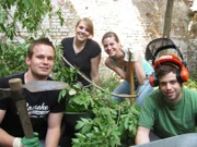 Von links: Während der Gartenarbeit kommen sich Lukas, Johannah, Marianne und Timo ein bisschen näher. Jetzt fehlt nur noch das Wichtigste: der Grill.