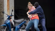 ARD MORDEN IM NORDEN FOLGE 103, "Diva", Die 16-jährige Schülerin Vanessa Kühn (Katharina Stark, v. mit Komparse) entgeht knapp einem Entführungsversuch.