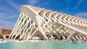 Wassersport in der Innenstadt? Das geht in Valencia. Hier lädt die Wasserfläche in dem futuristischen Freizeitpark „Ciudad de las Artes und la Ciencias“ zum Kajak- und Waterbikefahren ein.