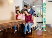 SRF bi de Lüt Familiensache Folge 2 Familie Hosali: Tamara Papst Hosali (Mutter), Rishi Hosali (gestreifter Pulli), Louis Hosali (Junge mit grauem Shirt), Manisha Hosali (Tochter mit bordeauxfarbenem Shirt), Rajesh Hosali (Vater)