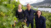 Frank Buchholz mit Janina Schmitt (l) und Rebecca Materne (r) vom Weingut Materne & Schmitt in Winningen. Die beiden Winzerinnen kennen sich seit dem Studium und teilen seit über zehn Jahren die Leidenschaft für Riesling.