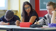 „Keine/r ohne Abschluss“ ist das Motto von Julia Motlers Klasse. Die Lehrerin kann sich hier mehr Zeit nehmen und Schüler individuell fördern. Dranbleiben ist die Herausforderung, denn Potenzial hat hier jeder, ist Julia überzeugt.