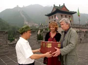 Die Kunsthistorikerin Loretta (Gaby Dohm) und der Restaurator Thomas (Christian Wolff) überreichen einem Museumsmitarbeiter die restaurierte Opferschale. Die Kunsthistorikerin Loretta (Gaby Dohm) und der Restaurator Thomas (Christian Wolff) überreichen einem Museumsmitarbeiter die restaurierte Opferschale.