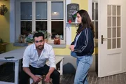 Baris (Metehan Demiröz) macht seinem Frust über das vermasselte Enthüllungsdate Luft. Rechts Esma (Özge Delioglan)