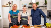Im Haus HuMy! in Mülheim an der Ruhr kochen die Mitarbeiterinnen Alexandra Laps und Larissa Stermann (M) mit Björn Freitag (r).