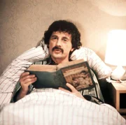 Dr. Noll (Jiri D. Novotny) liegt mit 43 Grad Fieber im Bett. Aber das macht ihm nichts, denn mit dem blauen Dampf aus der Zukunft ist er sicher, bald geheilt zu sein. Um sich die Zeit zu vertreiben, studiert er die Medizin-Bücher aus der Vergangenheit.