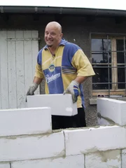 Schlechte Stimmung bei Hobby-Handwerker Detlef, weil die Theke immer noch nicht fertig ist.