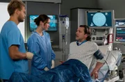 Viktorias (Isabella Krieger, 2.v.l.) und Mikkos (Luan Gummich, l.) gemeinsamer Patient Dr. Laurenz Lammert (Jörg Pintsch, r.) ist Paartherapeut und meint, dass er aufgrund der Kabbelei der beiden, tiefgreifende Rückschlüsse auf deren Beziehung ziehen kann.