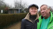 Das ist der Christoph Biemann. Und der nimmt Pierre M. Krause heute mit zum Kompost. Christoph ist eine Fernsehlegende. Er ist fast so viele Jahrzehnte im Fernsehen wie er Kettensägen im Gartenhaus hat. Klingt komisch, ist aber so: die Kurzstrecke mit Christoph Biemann!