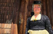 Monika Quehenberger, Ehefrau von Thomas Quehenberger Junior, im traditionellen Überrock. Weiteres Bildmaterial finden Sie unter www.br-foto.de.