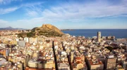 Blick auf die Stadt Alicante und die Burg Castillo Santa Barbara.