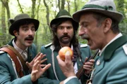 Hektor (Samy Challah, l.) und Paris (Jasin Challah, M.) versuchen ihren Vater Marcos (Pavlos Kourtidis, r.) vor dem Zankapfel der Eris (Angelina Galbeni) zu warnen.