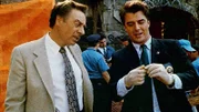 Ein äußerst turbulenter Tag für Detective Lennie Briscoe (Jerry Orbach, li.) und Detective Mike Logan (Christopher Noth): Sie suchen einen Serienmörder, verhaften eine Frau, die ihren Mann kastriert hat, suchen den Mörder eines Lebensmittelhändlers ...