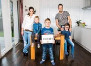 SRF bi de Lüt Familiensache Folge 2 Familie Dietrich: Evelyne Dietrich (Mutter), Ian, Jeremy (mit «Thierry-Schild), Thierry (mit Brille) und Vater Daniel Dietrich