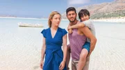 Als Isabel Burger (Friederike Linke, l.) nach Kreta kam, glaubte sie ihre Privatinsolvenz schon ganz bald los zu sein. Doch dann lernte sie die Bewohner des Hauses, Silas Kastanakis (Varol Sahin, mi.) und seinen Sohn Nikos (Felix Bartels, r.) kennen und lieben und ein verzweifelter Wettlauf gegen die Zeit beginnt.