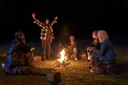 Am Lagerfeuer schöpfen Momtaz (Lucie Shorthouse, l.), Saira (Sarah Kameela Impey, 2.v.l.), Bisma (Faith Omole, M.), Ayesha (Juliette Motamed, 2.v.r.) und Amina (Anjana Vasan, r.) neue Kraft für den Soundsmash-Vorentscheid.