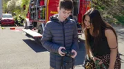 Julia Molter besucht Schüler Jason beim Fotografieren der Feuerwehr – seine Leidenschaft. Jason hat seit der Grundschule Angst, die Schule zu betreten und ist kaum da. Julia will ihn unterstützen, seinen Abschluss zu schaffen.