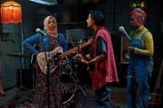Bei der Bandprobe mit Saira (Sarah Kameela Impey, M.) und Bisma (Faith Omole, r.) beschleicht Amina (Anjana Vasan, l.) das Unbehagen, den Soundsmash-Vorentscheid zu verpatzen.