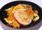Kasseler mit Orangen-Senf-Kruste und Kürbiskraut. Weiteres Bildmaterial finden Sie unter www.br-foto.de.