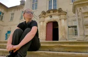 Marode Balken, fliegender Lehm und Hochzeitsvorbereitungen in historischem Ambiente. Ob Fachwerkhaus oder Schloss - engagierte Menschen leben ihren Traum, retten und sanieren alte Häuser mit viel Mut, Zeit und Selbstvertrauen. Vom Gutshaus in der Uckermark, über ein Inspektorenhaus in Schacksdorf bis zum Barockschloss in Polen – überall wird mehr als Geld investiert. - Aneta Kamińska vor dem Schloss Bojadła.