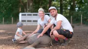 Tim (33) und Vera (32) aus Lienen im Tecklenburger Land leben Gemeinsam mit ihren Kindern Karl (3) und Hedi (2) auf einem alten Hof, und wollen dort Freilandschweine züchten. Der Traum der jungen Familie: regionales, gutes Fleisch verkaufen. Doch das ist alles andere als einfach in einer Gegend, in der Schweine selten auf einer Wiese zu sehen sind.
