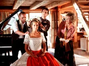 Helen Kilian (Ilse Neubauer, re.) und ihr Nobelfris&ouml;r Siggi (Stefan Reck, 2. v. re.) bereiten die lustlose Martina (Lara Joy K&ouml;rner) f&uuml;r die Hochzeit vor.