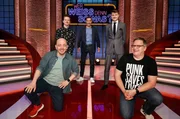 Moderator Kai Pflaume (M.) und seine Rateteam-Kapitäne Bernhard Hoëcker (l.) und Elton (r.) begrüßen in dieser Sendung den YouTuber Alexander Hazy, 'Izzi' (2.v.l.) und den YouTuber Felix von der Laden (2.v.r.).