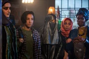 Der Schock ist groß, als Ayesha (Juliette Motamed, l.), Saira (Sarah Kameela Impey, 2.v.l.), Momtaz (Lucie Shorthouse, M.), Amina (Anjana Vasan, 2.v.r.) und Bisma (Faith Omole, r.) den Pub für ihren nächsten Auftritt betreten.