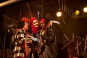 Auf der Bühne sind Saira (Sarah Kameela Impey, l.), Bisma (Faith Omole, 2.v.l.), Ayesha (Juliette Motamed, M.), Amina (Anjana Vasan, 2.v.r.) und Momtaz (Lucie Shorthouse, r.) wieder vereint – steht "Lady Parts" jetzt der Durchbruch bevor?