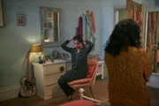 Amina (Anjana Vasan, l.) hat eine Freundin mit nach Hause gebracht – und erzählt ihrer Mutter Seema (Shobu Kapoor, r.) zum ersten Mal von ihrer Punkband "Lady Parts".