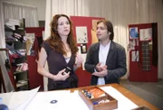 Bruno (Tim Sander, r.) gelingt es nicht, Nora (Julia Malik, l.) von seinen Plänen zu überzeugen.