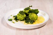 „Spinat-Brennnessel-Knödel mit brauner Butter und Parmesan“ von Richard Rauch.