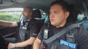 Polizeibeamte, die in einem Auto sitzen.